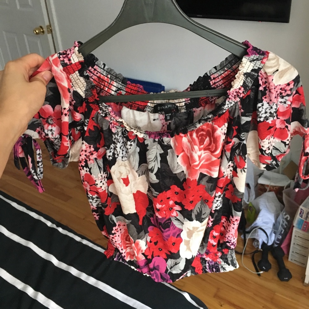Dynamite flowery off the shoulders crop top